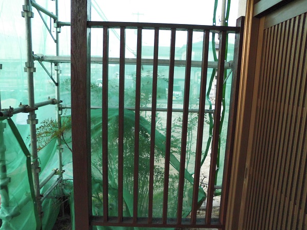 岡山県笠岡市美の浜　外壁塗装・付帯部塗装・防水工事　庇、木部塗装の様子 (1)