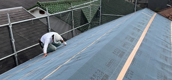 岡山県小田郡矢掛町　屋根重ね葺き工事　ガルバリウム鋼板の特徴とは (1)