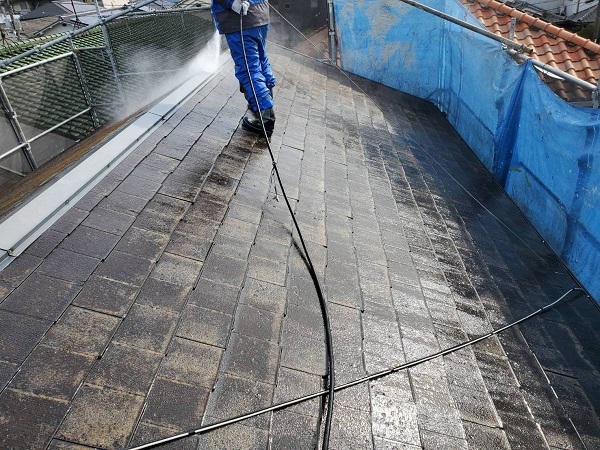広島県福山市　屋根塗装・外壁塗装　屋根工事と外壁工事はセットがお得　高圧洗浄の様子 (4)