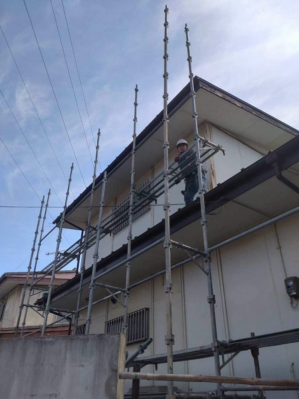 広島県福山市・K様邸　屋根塗装・外壁塗装　ビケ足場を組み、飛散防止ネットを張りました (3)