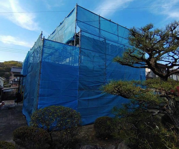 広島県福山市・K様邸　屋根塗装・外壁塗装　ビケ足場を組み、飛散防止ネットを張りました (1)