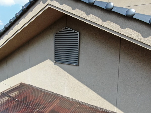 広島県福山市・T様邸　外壁塗装　現場調査の様子②カビ・藻、軒天の状態、雨樋の汚れ (2)