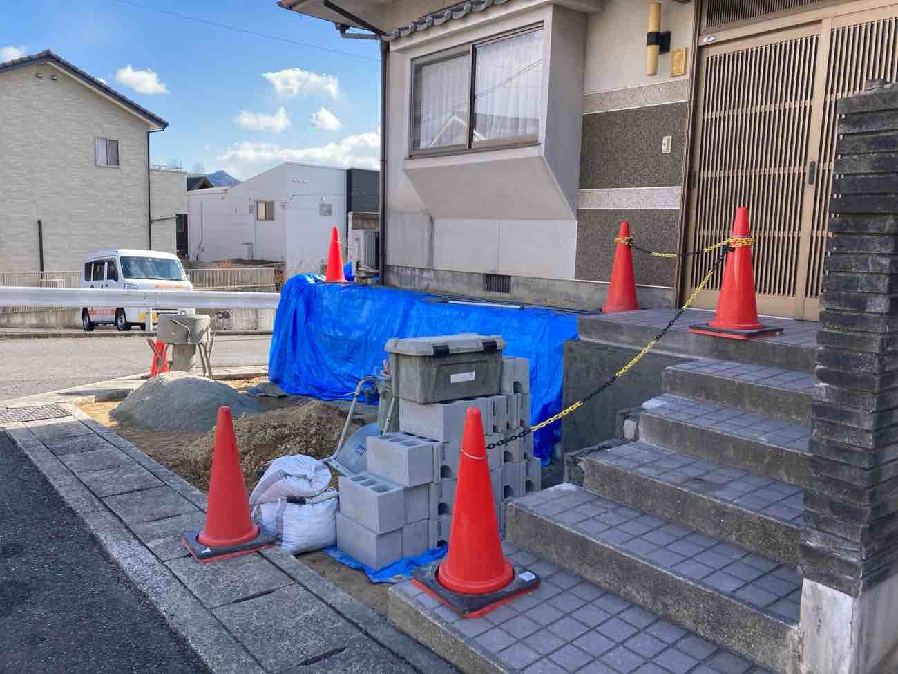 お庭を撤去して、駐車場との境にブロック塀を新設しました（岡山県浅口郡里庄町・W様邸　駐車場の新設工事）