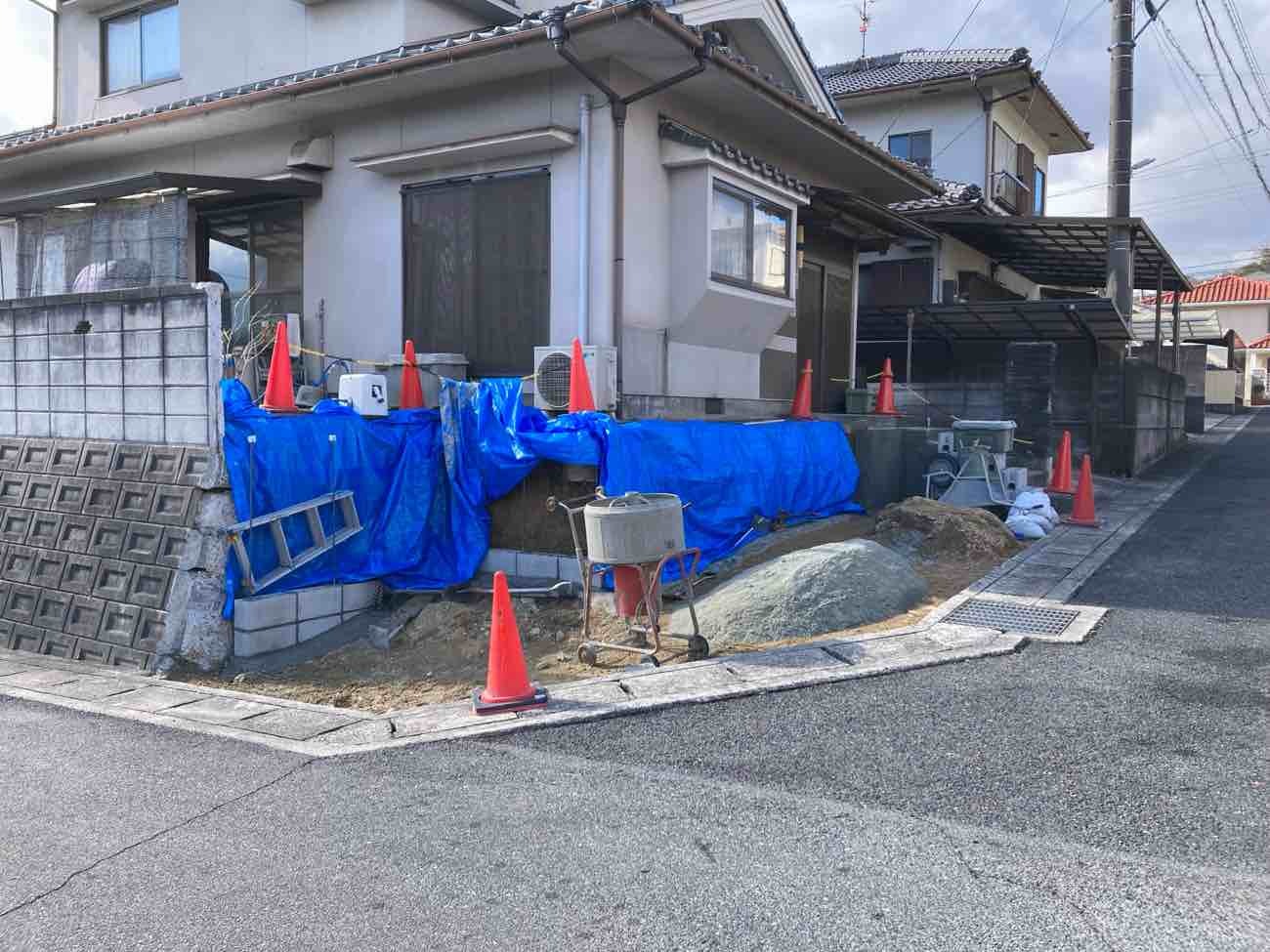 お庭を撤去して、駐車場との境にブロック塀を新設しました（岡山県浅口郡里庄町・W様邸　駐車場の新設工事）