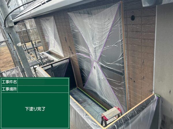 サッシ養生と下塗り完了