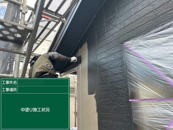角の入り組んだ部分もムラなく中塗り
