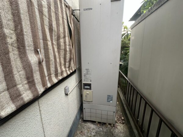 外付け給湯器付近