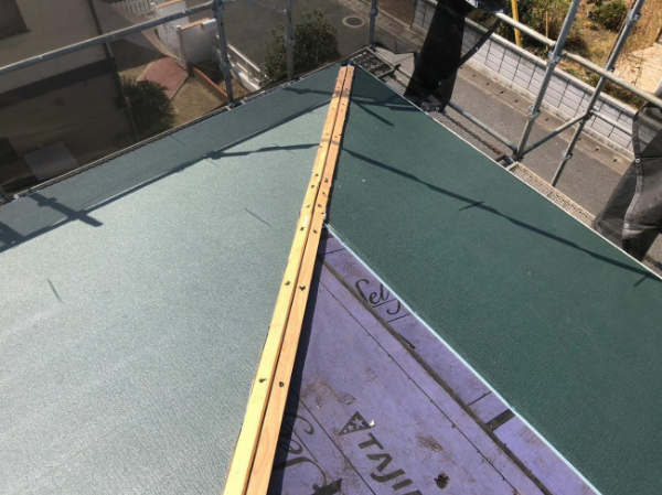 大屋根屋根素材施工１枚目