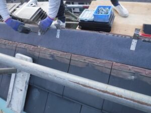 岡山県井原市_H様邸棟瓦防水シートの上に金具