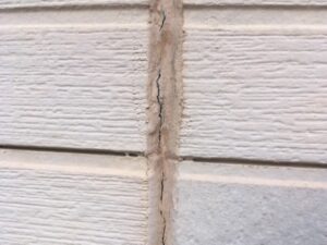 井原市F様邸外壁1階コーキングヒビ