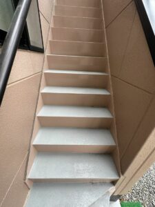 岡山県井原市_H様邸塗装後の階段