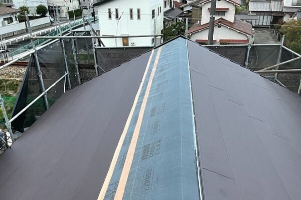 岡山県小田郡矢掛町　屋根重ね葺き工事　ガルバリウム鋼板の特徴とは (2)