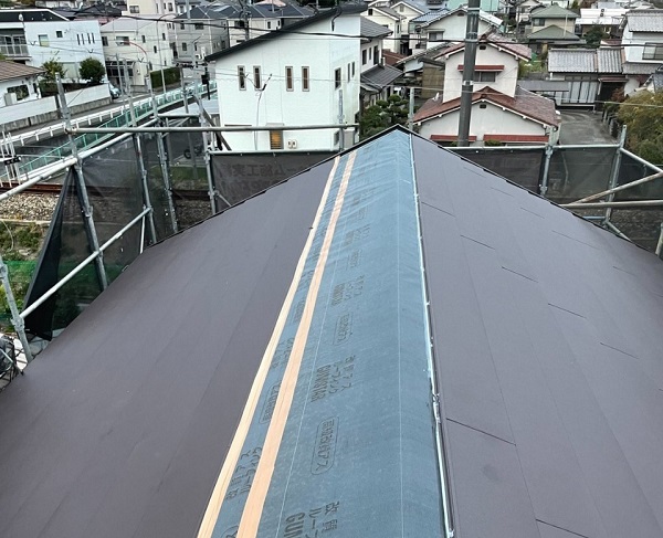岡山県小田郡矢掛町　屋根重ね葺き工事　ガルバリウム鋼板の特徴とは (2)