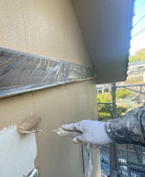 広島県福山市・H様邸　外壁塗装・付帯部塗装　外壁の中塗りをしました！ (2)
