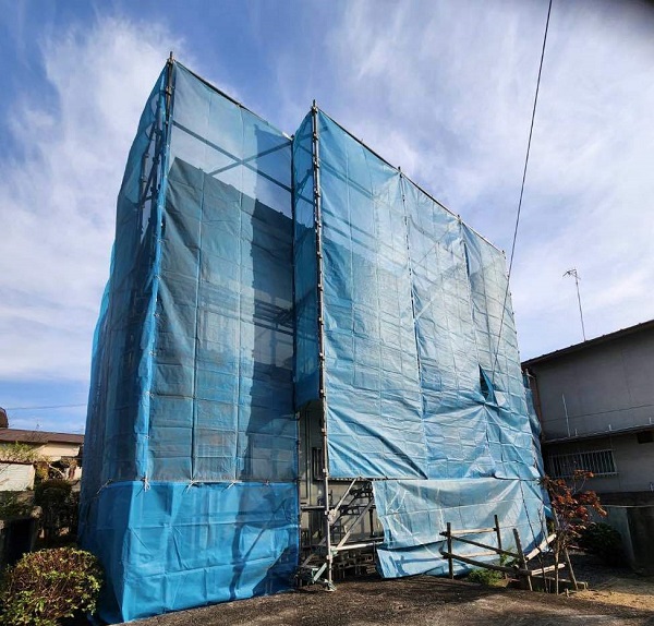 広島県福山市・K様邸　屋根塗装・外壁塗装　ビケ足場を組み、飛散防止ネットを張りました (2)