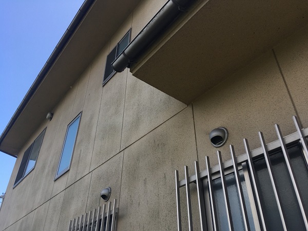 広島県福山市・T様邸　外壁塗装　現場調査の様子②カビ・藻、軒天の状態、雨樋の汚れ (3)