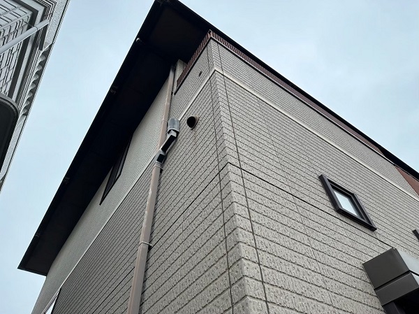 外壁は汚れやサッシ周りのシーリングが劣化(岡山県笠岡市・S様邸　屋根塗装・外壁塗装無料調査③) (1)