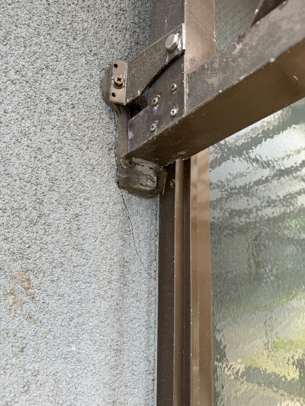 外壁にはひび割れ、雨樋のズレが見られました(岡山県笠岡市・S様邸②) (1)