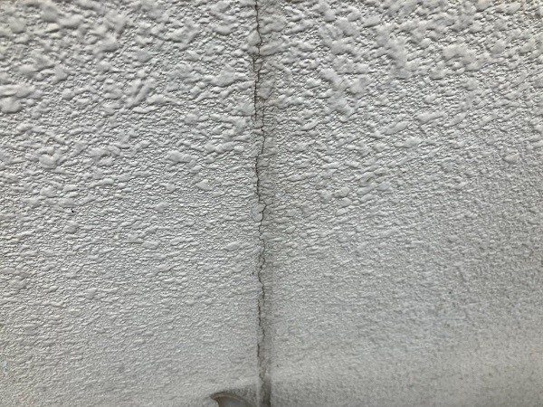 岡山県浅口市・F様邸　外壁塗装の無料診断②塗膜のひび割れとシーリングの割れ (1)