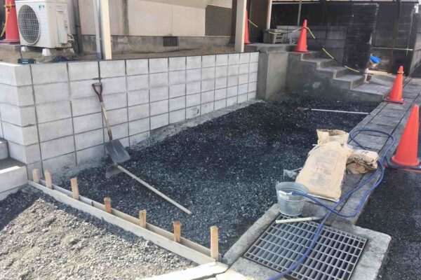 駐車場に隣接するブロック塀の新設工事（岡山県浅口郡里庄町・W様邸　駐車場の新設工事）