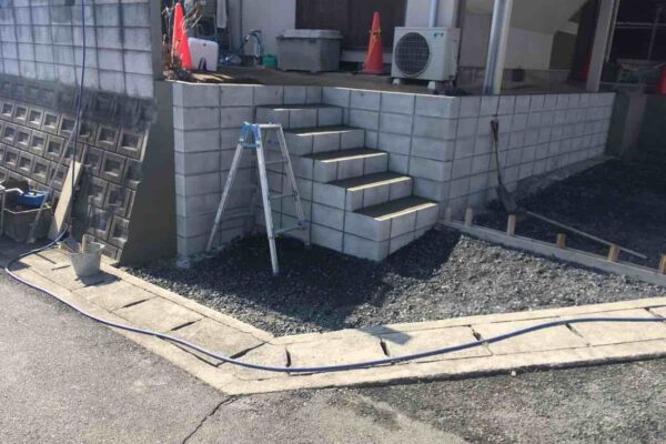 駐車場横に庭へと続く外階段を設置しました（岡山県浅口郡里庄町・W様邸　駐車場の新設工事）