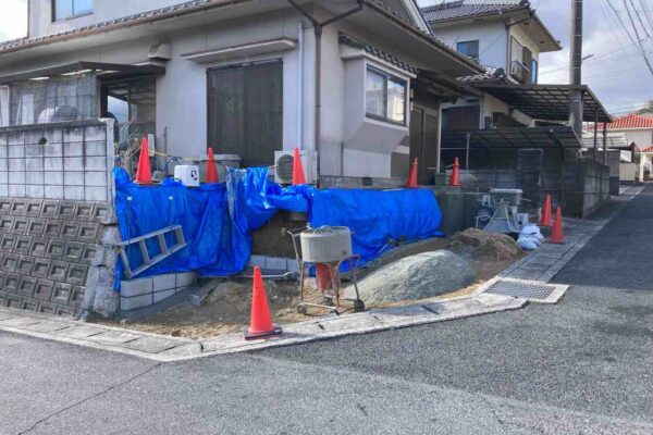 お庭を撤去して、駐車場との境にブロック塀を新設しました（岡山県浅口郡里庄町・W様邸　駐車場の新設工事）