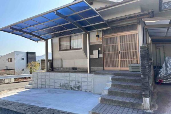 駐車場にスタイリッシュなカーポートを設置しました（岡山県浅口郡里庄町・W様邸　駐車場の新設工事）