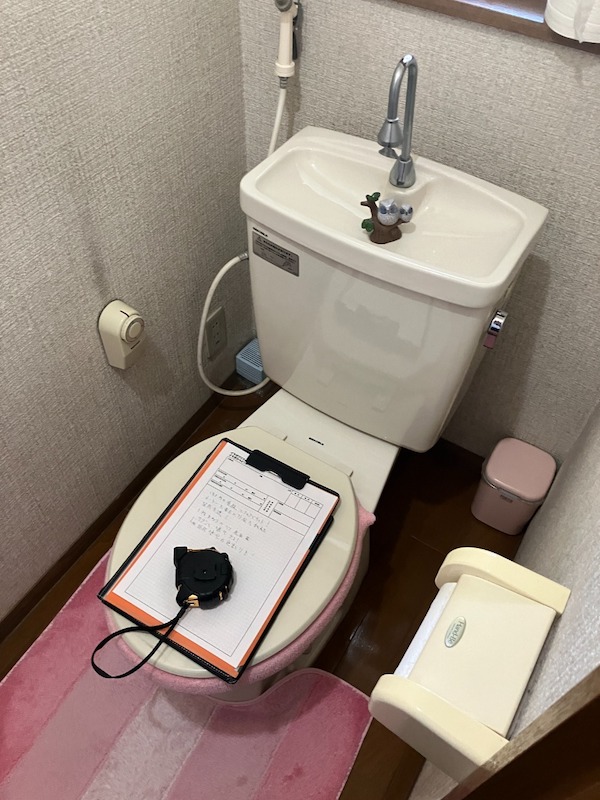 簡易トイレと洗浄ガン （岡山県浅口市・H様邸｜外壁塗装・トイレリフォーム工事｜現地調査⑤)