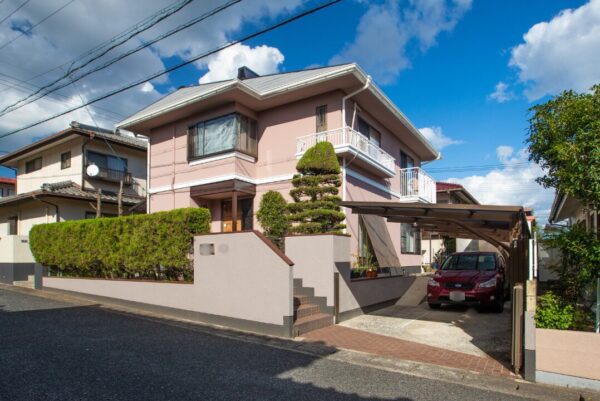 岡山県浅口郡里庄町・I様邸｜外壁塗装・屋根塗装・雨樋・玄関前木部・帯・各鉄部・基礎・塀吹付仕上げ