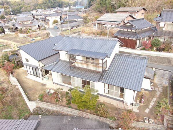 岡山県浅口郡里庄町・T様邸｜外壁塗装・雨樋取替え・軒天・破風・母屋・小庇・基礎（塗料：フッ素DX）