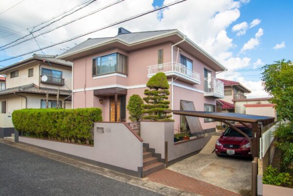 岡山県浅口郡里庄町・I様邸｜外壁塗装・屋根塗装・雨樋・玄関前木部・帯・各鉄部・基礎・塀吹付仕上げ