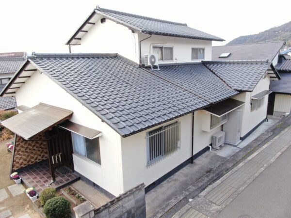 岡山県浅口郡里庄町・T様邸｜外壁塗装・雨樋取替え・軒天・破風・母屋・小庇・基礎（塗料：フッ素DX）