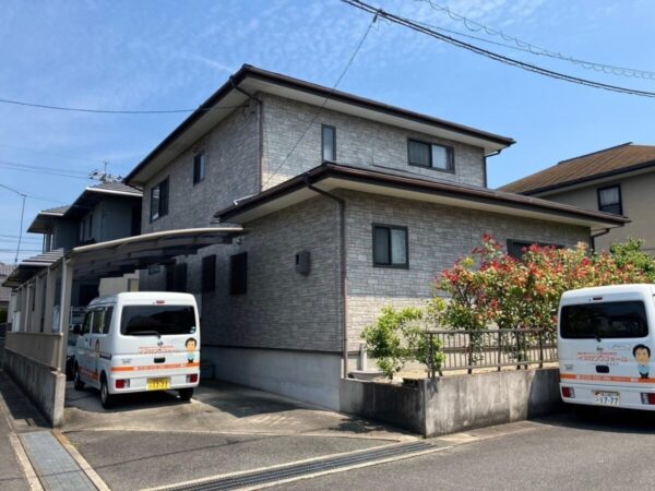 【施工前】笠岡市で外壁の色褪せとシーリングの割れが気になる築20年の住宅で初めての外壁塗装工事｜岡山県笠岡市・H様邸