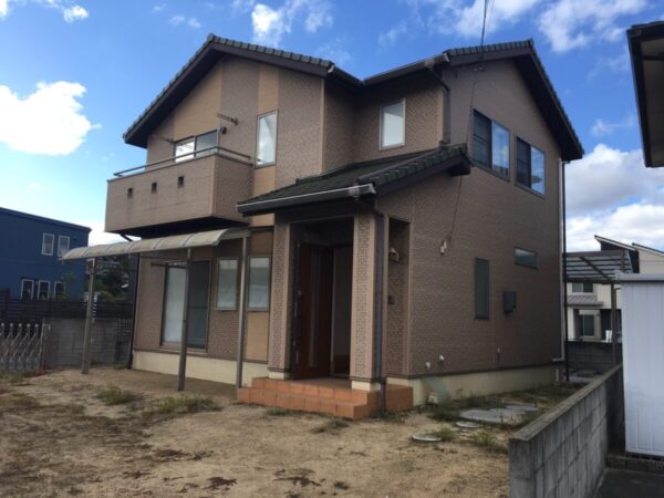 【施工前】里庄町で2度目の外壁塗装。色褪せやコーキングの劣化が気になる築30年のF様邸へ伺いました｜岡山県浅口郡里庄町・F様邸