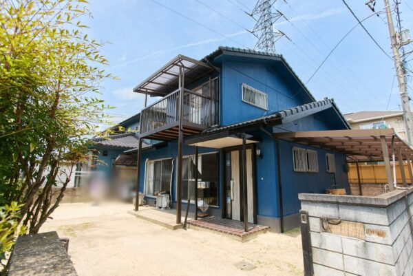 笠岡市の築35年の住宅をブルーに塗り替えて明るい印象に｜外壁塗装・屋根塗装｜岡山県笠岡市・M様邸