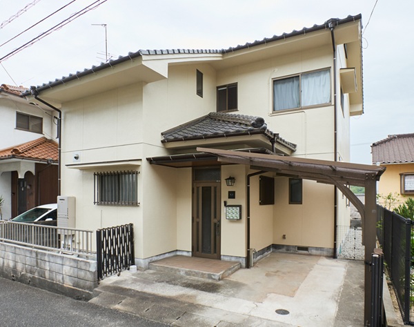 広島県福山市・H様邸|剥がれた塗膜を削り、外壁塗装で耐久性や美観性が向上しました (2)
