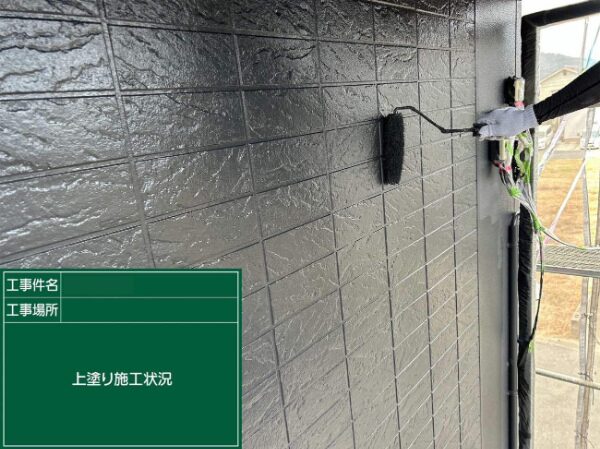 外壁塗装上塗り作業中2枚目