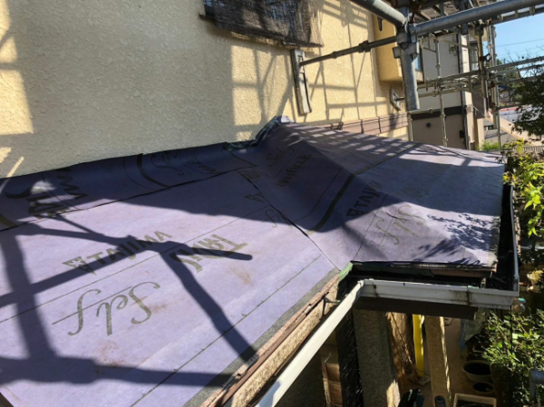 下屋防水シート貼っているところ