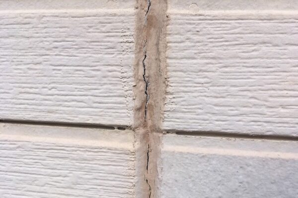 井原市F様邸外壁1階コーキングヒビ