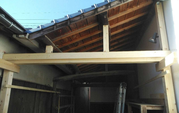 小田郡T様邸小屋補強工事入り口1